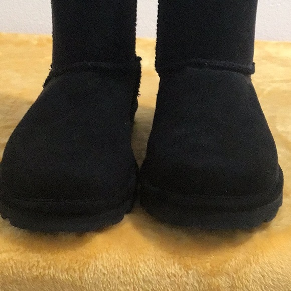 EUC. BEAR PAW “Elle” Short Microsuede Vegan Winter Boots in Black - Picture 9 of 16